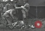 Standbild Unternehmen einen Soldaten Torquay England, 1944, aus Sekunde 50 historischem Filmmaterial Videoclip 65675074617