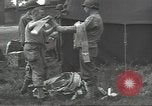Standbild Unternehmen einen Soldaten Torquay England, 1944, aus Sekunde 51 historischem Filmmaterial Videoclip 65675074617