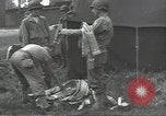 Standbild Unternehmen einen Soldaten Torquay England, 1944, aus Sekunde 52 historischem Filmmaterial Videoclip 65675074617