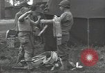 Standbild Unternehmen einen Soldaten Torquay England, 1944, aus Sekunde 53 historischem Filmmaterial Videoclip 65675074617