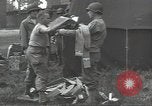 Standbild Unternehmen einen Soldaten Torquay England, 1944, aus Sekunde 56 historischem Filmmaterial Videoclip 65675074617