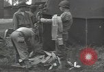 Standbild Unternehmen einen Soldaten Torquay England, 1944, aus Sekunde 57 historischem Filmmaterial Videoclip 65675074617