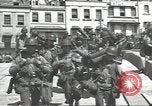Standbild USA Soldaten im Englischen Kanal, 1944, aus Sekunde 10 historischem Filmmaterial Videoclip 65675074619