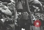 Standbild USA Soldaten im Englischen Kanal, 1944, aus Sekunde 14 historischem Filmmaterial Videoclip 65675074619