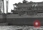 Standbild USA Soldaten im Englischen Kanal, 1944, aus Sekunde 26 historischem Filmmaterial Videoclip 65675074619
