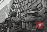 Standbild USA Soldaten im Englischen Kanal, 1944, aus Sekunde 27 historischem Filmmaterial Videoclip 65675074619