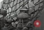 Standbild USA Soldaten im Englischen Kanal, 1944, aus Sekunde 28 historischem Filmmaterial Videoclip 65675074619