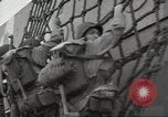 Standbild USA Soldaten im Englischen Kanal, 1944, aus Sekunde 29 historischem Filmmaterial Videoclip 65675074619