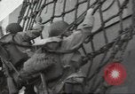 Standbild USA Soldaten im Englischen Kanal, 1944, aus Sekunde 30 historischem Filmmaterial Videoclip 65675074619