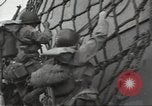 Standbild USA Soldaten im Englischen Kanal, 1944, aus Sekunde 31 historischem Filmmaterial Videoclip 65675074619