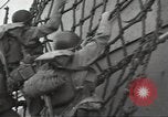 Standbild USA Soldaten im Englischen Kanal, 1944, aus Sekunde 32 historischem Filmmaterial Videoclip 65675074619