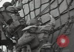 Standbild USA Soldaten im Englischen Kanal, 1944, aus Sekunde 33 historischem Filmmaterial Videoclip 65675074619