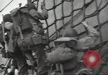 Standbild USA Soldaten im Englischen Kanal, 1944, aus Sekunde 34 historischem Filmmaterial Videoclip 65675074619