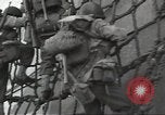 Standbild USA Soldaten im Englischen Kanal, 1944, aus Sekunde 37 historischem Filmmaterial Videoclip 65675074619