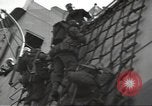 Standbild USA Soldaten im Englischen Kanal, 1944, aus Sekunde 43 historischem Filmmaterial Videoclip 65675074619