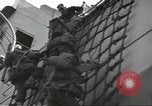 Standbild USA Soldaten im Englischen Kanal, 1944, aus Sekunde 44 historischem Filmmaterial Videoclip 65675074619