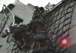 Standbild USA Soldaten im Englischen Kanal, 1944, aus Sekunde 45 historischem Filmmaterial Videoclip 65675074619