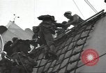 Standbild USA Soldaten im Englischen Kanal, 1944, aus Sekunde 49 historischem Filmmaterial Videoclip 65675074619
