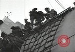 Standbild USA Soldaten im Englischen Kanal, 1944, aus Sekunde 50 historischem Filmmaterial Videoclip 65675074619