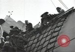 Standbild USA Soldaten im Englischen Kanal, 1944, aus Sekunde 51 historischem Filmmaterial Videoclip 65675074619