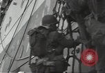 Standbild USA Soldaten im Englischen Kanal, 1944, aus Sekunde 54 historischem Filmmaterial Videoclip 65675074619