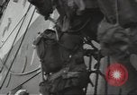 Standbild USA Soldaten im Englischen Kanal, 1944, aus Sekunde 55 historischem Filmmaterial Videoclip 65675074619