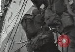 Standbild USA Soldaten im Englischen Kanal, 1944, aus Sekunde 56 historischem Filmmaterial Videoclip 65675074619
