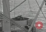 Standbild USA Soldaten im Englischen Kanal, 1944, aus Sekunde 16 historischem Filmmaterial Videoclip 65675074620