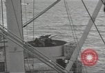 Standbild USA Soldaten im Englischen Kanal, 1944, aus Sekunde 17 historischem Filmmaterial Videoclip 65675074620
