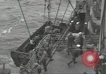 Standbild USA Soldaten im Englischen Kanal, 1944, aus Sekunde 23 historischem Filmmaterial Videoclip 65675074620