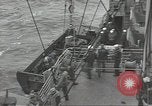 Standbild USA Soldaten im Englischen Kanal, 1944, aus Sekunde 25 historischem Filmmaterial Videoclip 65675074620