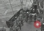 Standbild USA Soldaten im Englischen Kanal, 1944, aus Sekunde 26 historischem Filmmaterial Videoclip 65675074620