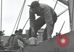 Standbild USA Soldaten im Englischen Kanal, 1944, aus Sekunde 27 historischem Filmmaterial Videoclip 65675074620