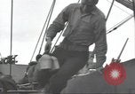 Standbild USA Soldaten im Englischen Kanal, 1944, aus Sekunde 28 historischem Filmmaterial Videoclip 65675074620