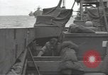 Standbild USA Soldaten im Englischen Kanal, 1944, aus Sekunde 33 historischem Filmmaterial Videoclip 65675074620