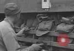 Standbild USA Soldaten im Englischen Kanal, 1944, aus Sekunde 42 historischem Filmmaterial Videoclip 65675074620