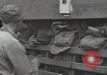 Standbild USA Soldaten im Englischen Kanal, 1944, aus Sekunde 45 historischem Filmmaterial Videoclip 65675074620