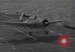 Immagine di F6F Hellcat aerei da combattimento Teatro pacifico, 1945, secondo 30 filmato di repertorio 65675074654
