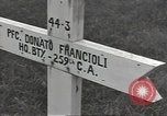 Immagine di Stati Uniti cimitero Guadalcanal nelle Isole Salomone, 1944, secondo 41 filmato di repertorio 65675074668