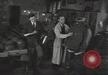 Standbild Gauntlet body Armor United States USA, 1941, aus Sekunde 16 historischem Filmmaterial Videoclip 65675074669