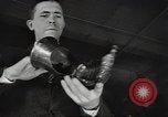 Standbild Gauntlet body Armor United States USA, 1941, aus Sekunde 27 historischem Filmmaterial Videoclip 65675074669