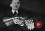 Standbild Gauntlet body Armor United States USA, 1941, aus Sekunde 29 historischem Filmmaterial Videoclip 65675074669