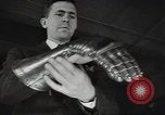 Standbild Gauntlet body Armor United States USA, 1941, aus Sekunde 30 historischem Filmmaterial Videoclip 65675074669