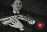 Standbild Gauntlet body Armor United States USA, 1941, aus Sekunde 31 historischem Filmmaterial Videoclip 65675074669