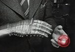Standbild Gauntlet body Armor United States USA, 1941, aus Sekunde 37 historischem Filmmaterial Videoclip 65675074669