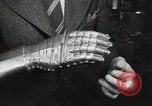 Standbild Gauntlet body Armor United States USA, 1941, aus Sekunde 39 historischem Filmmaterial Videoclip 65675074669