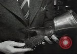 Standbild Gauntlet body Armor United States USA, 1941, aus Sekunde 46 historischem Filmmaterial Videoclip 65675074669