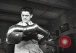 Standbild Gauntlet body Armor United States USA, 1941, aus Sekunde 50 historischem Filmmaterial Videoclip 65675074669