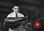 Standbild Gauntlet body Armor United States USA, 1941, aus Sekunde 51 historischem Filmmaterial Videoclip 65675074669