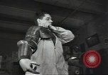 Standbild Gauntlet body Armor United States USA, 1941, aus Sekunde 55 historischem Filmmaterial Videoclip 65675074669